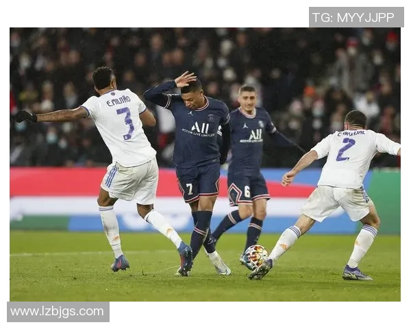 国王杯激战那不勒斯与巴黎圣日耳曼战平乌龙球引发争议判罚全场沸腾