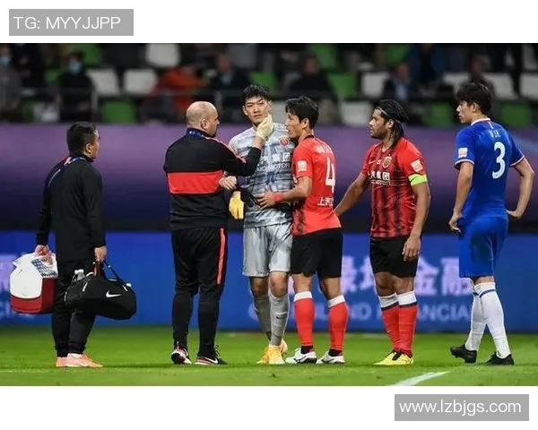 中超激战里昂与曼联握手言和争议判罚引发全场热议